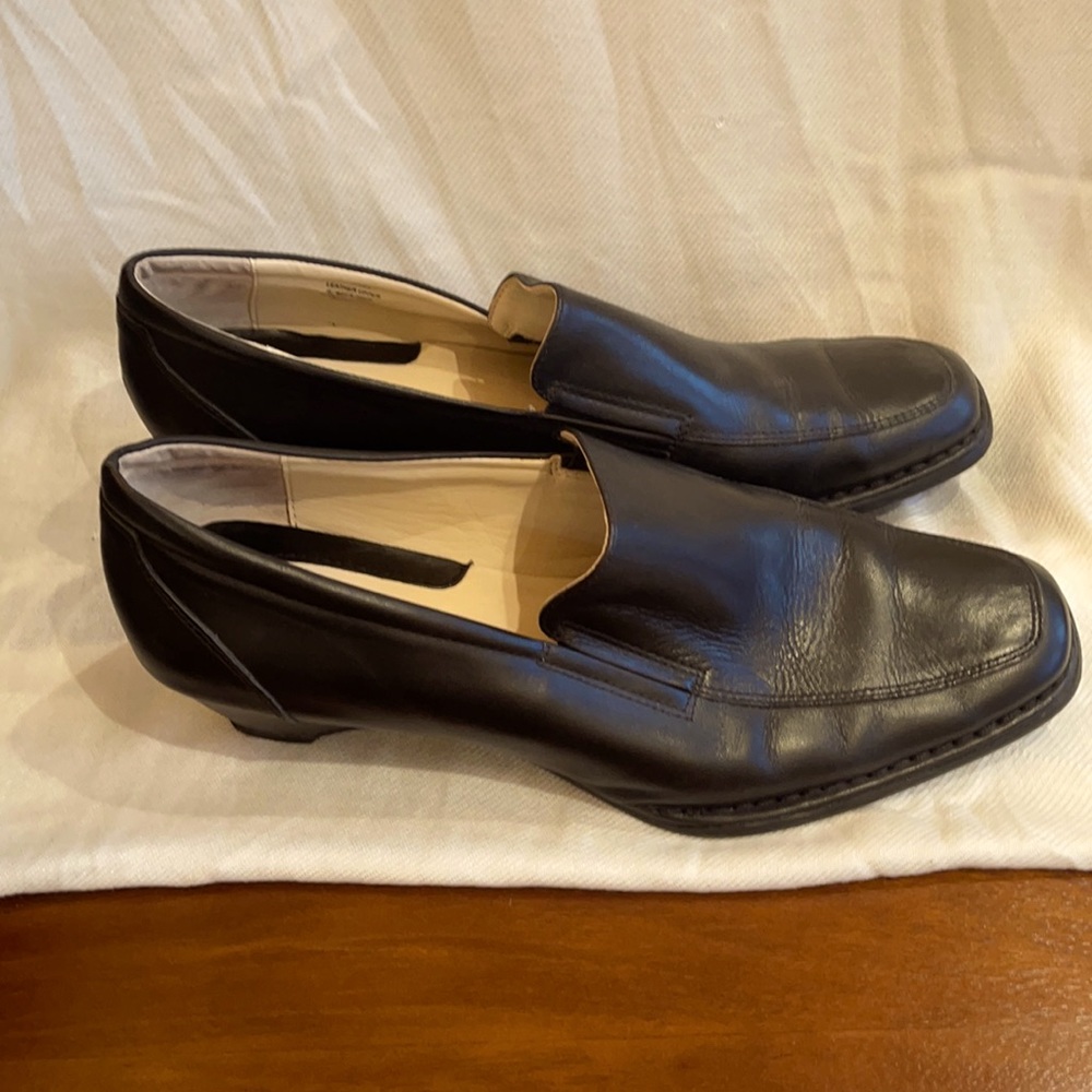 Black leather dress shoe by Intaglia. 8 1/2M